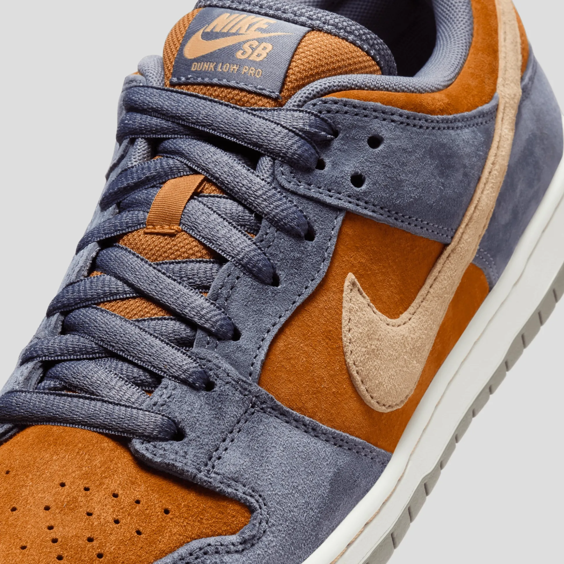 Nike SB Dunk Low Pro - Light Carbon / Sesame