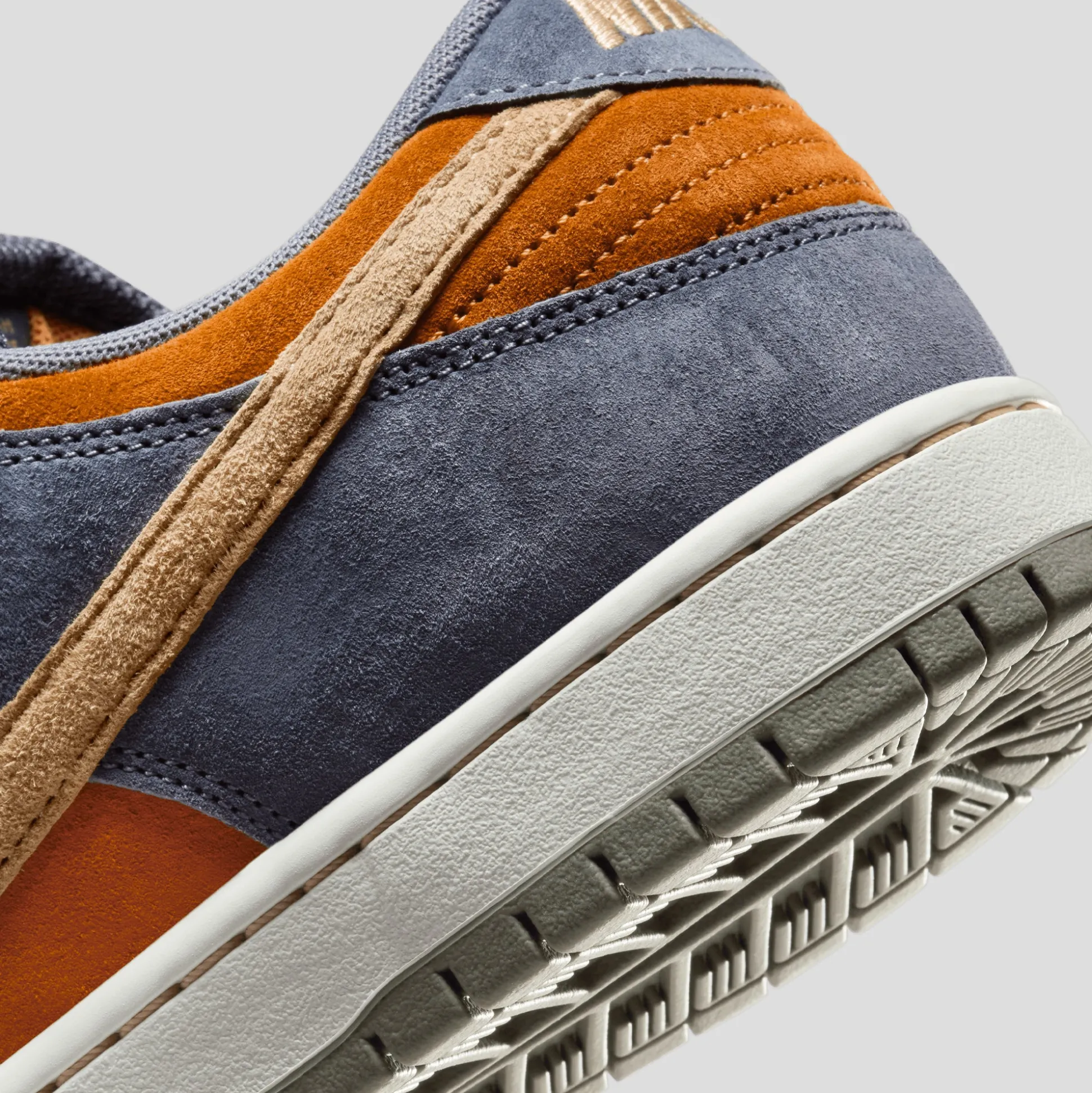 Nike SB Dunk Low Pro - Light Carbon / Sesame