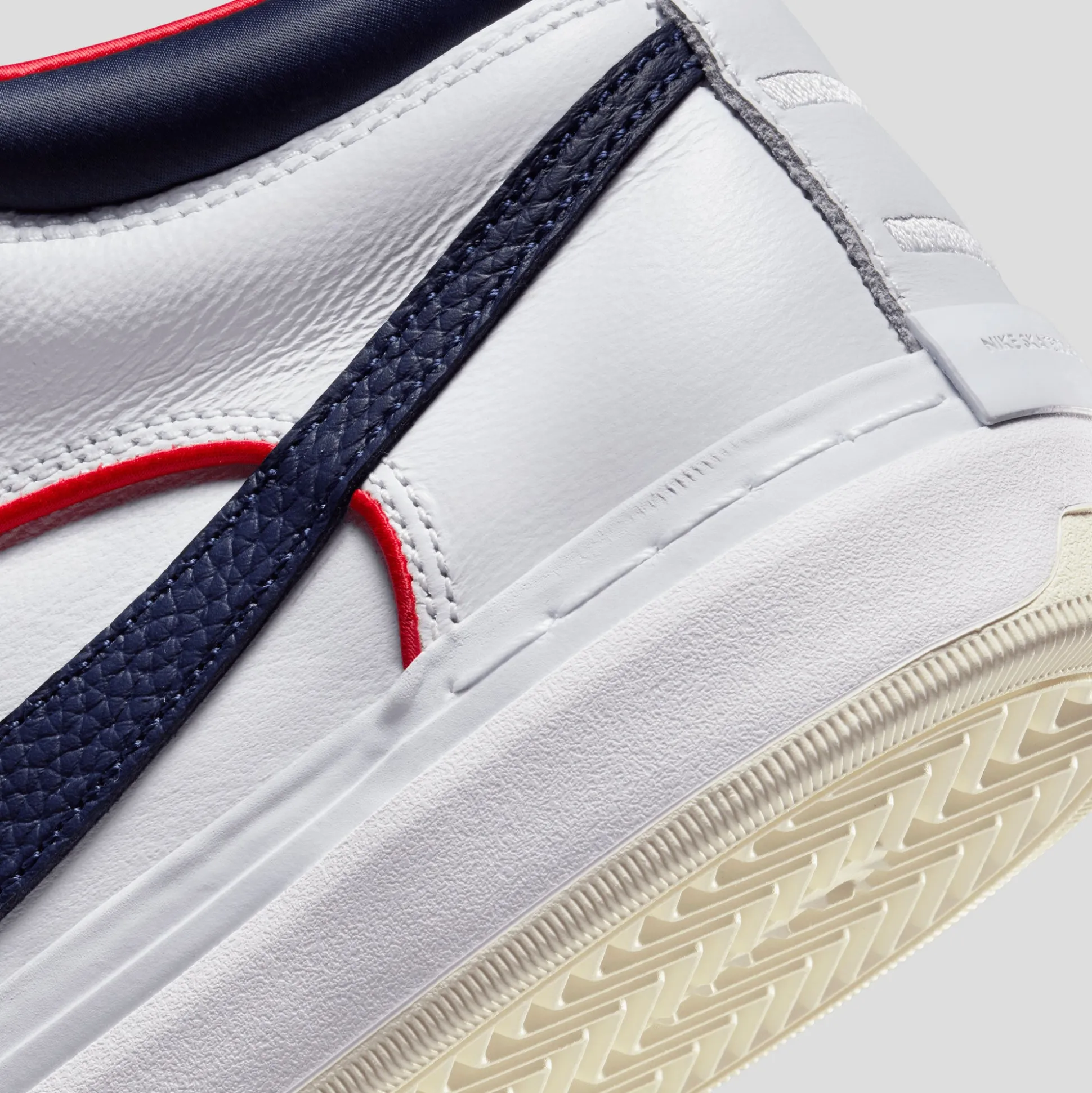 Nike SB React Leo Premium - White / University Red / Midnight Navy